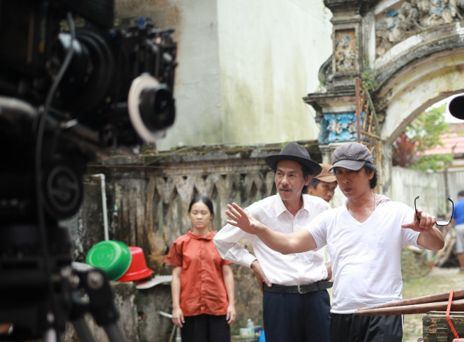 Đạo diễn Lưu Huỳnh chỉ đạo diễn xuất trong một cảnh quay của Tim hằn vết sẹo