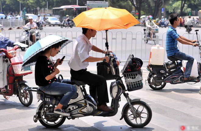 Người dân đi trong nắng nóng ở Phúc Châu, tỉnh Phúc Kiến - Ảnh: IC