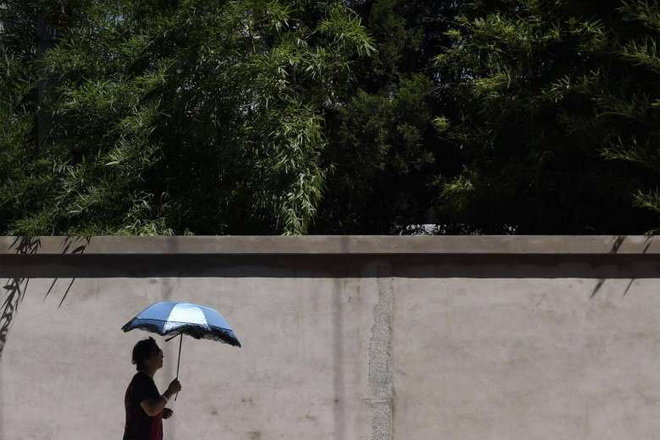 Người dân ở Bắc Kinh cũng trải qua những ngày nóng bức - Ảnh: AFP