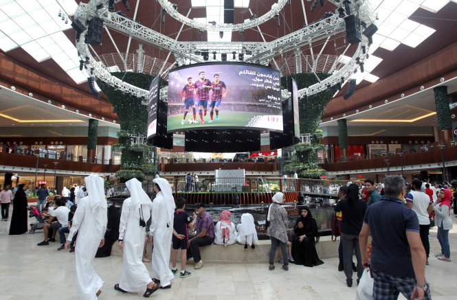 Trong khu thương mại Qatar ở thủ đô Doha ngày 5-7 - Ảnh: Reuters