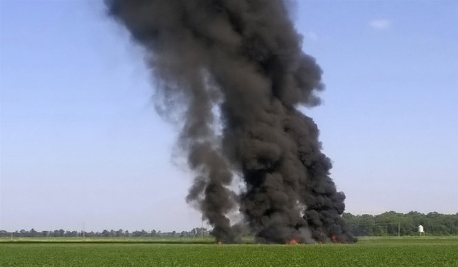 Lửa và khói bốc cao tại nơi máy bay KC-130 của quân đội Hoa Kỳ rớt tại hạt Leflore, bang Mississippi, Mỹ ngày 10-4 - Ảnh: AP/Jimmy Taylor