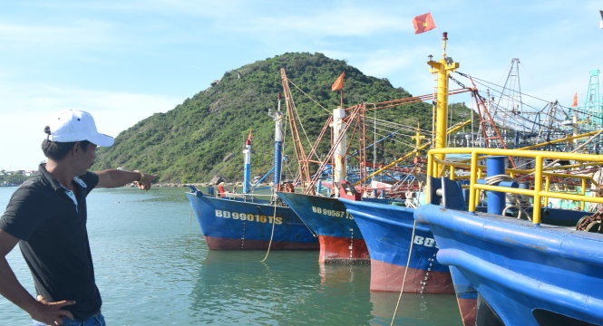 Ngư dân Nguyễn Công Quý (ở cảng cá Đề Gi, Phù Cát, Bình Định) đóng tàu vỏ thép hơn 14 tỉ đồng chỉ ra khơi được một lần rồi nằm bờ gần hai năm nay  - Ảnh: TR.ĐĂNG