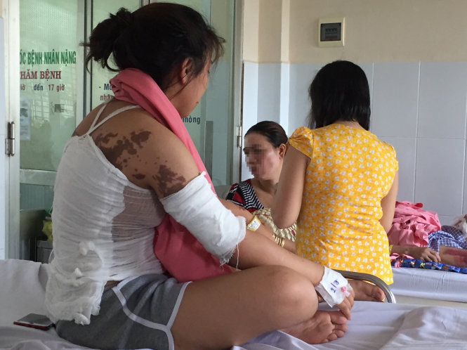 Một nạn nhân đang trị tại bệnh viện - Ảnh: ĐỨC TRONG