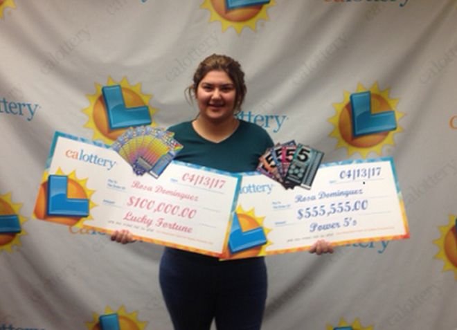 Bà Dominguez nhận thưởng tại công ty xổ số California - Ảnh: California Lottery