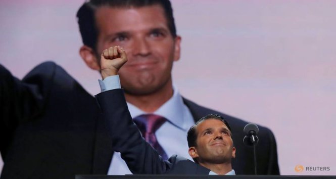 Ông Donald Trump Jr giơ nắm tay sau khi phát biểu tại hội nghị Quốc gia của đảng Cộng hòa năm 2016 ở Ohio - Ảnh: Reuters