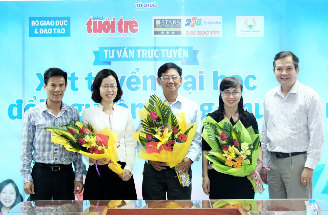 Đại diện báo Tuổi Trẻ (trái) tặng hoa các vị khách mời - Ảnh: Nguyễn Khánh