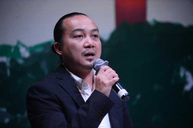 Ông Cao Trung Hiếu - Đạo diễn chương trình phát biểu tại buổi họp báo chương trình nghệ thuật Khát vọng hoà bình trưa 12-7 - Ảnh: Quang Định