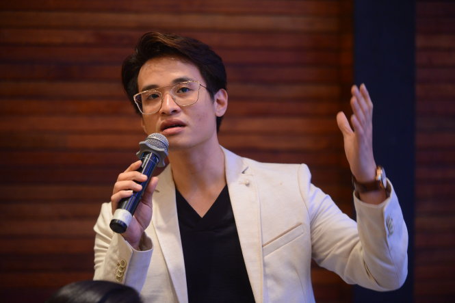 Ca sĩ Hà Anh Tuấn trả lời câu hỏi của các phóng viên tại buổi họp báo chương trình nghệ thuật Khát vọng hoà bình trưa 12-7 - Ảnh: Quang Định