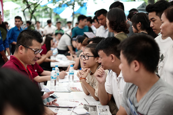 Thí sinh nghe tư vấn trực tiếp từ đại diện các trường đại học tại Ngày hội tư vấn xét tuyển tổ chức tại Hà Nội tháng 7-2017 - Ảnh: Nguyễn Khánh