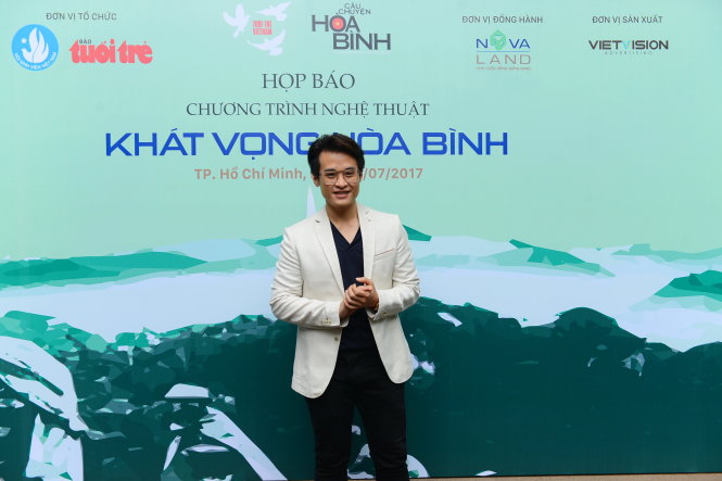 Ca sĩ Hà Anh Tuấn tại buổi họp báo chương trình nghệ thuật Khát vọng hoà bình trưa 12-7 - Ảnh: Quang Định