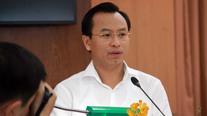 Ông Nguyễn Xuân Anh, bí thư Thành ủy kiêm chủ tịch HĐND TP Đà Nẵng phát biểu tại buổi tiếp xúc cử tri - Ảnh: Hữu Khá