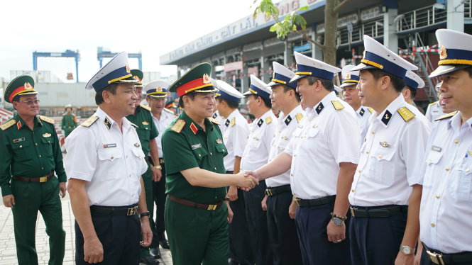Đại tướng Ngô Xuân Lịch Bộ trưởng bộ Quốc Phòng tham quan quy trình hoạt động của Tân Cảng Sài Gòn - Ảnh: Thuận Thắng