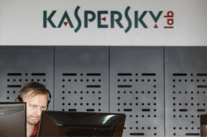 Một nhân viên Kaspersky làm việc tại trụ sở chính ở Matxcơva, Nga - Ảnh: Reuters