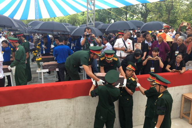 Lễ an táng, truy điệu các liệt sĩ hi sinh tại sân bay Biên Hòa - Ảnh: Hà Mi