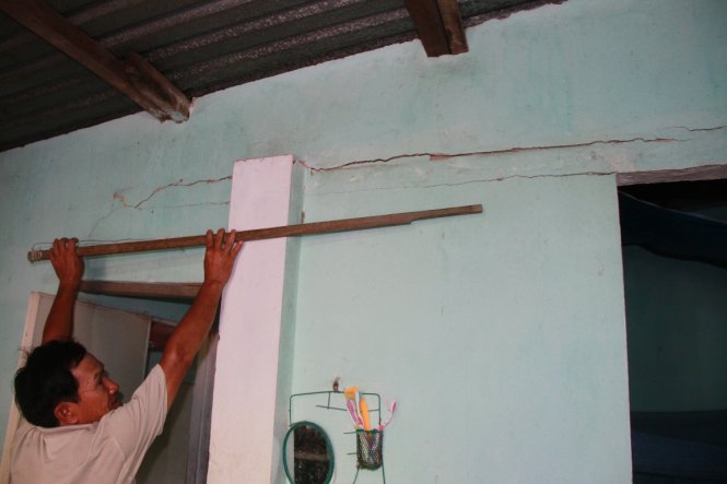Nhà ông Phạm Diên xuất hiện những vết nứt toạc kéo dài trên tường nhà - Ảnh: Đoàn Cường