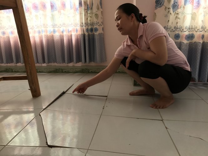 Bà Phạm Thị Trang cho biết, nền nhà bị nứt,bong chóc do rung chấn từ nổ mìn -
 Ảnh: Đoàn Cường