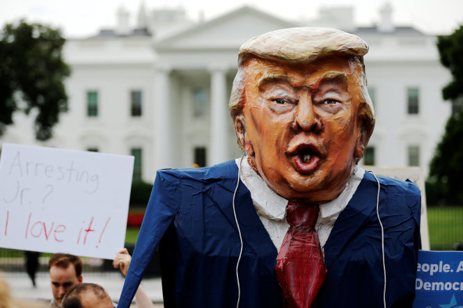 Biểu tình bên ngoài Nhà Trắng Mỹ yêu cầu bắt giữ Trump Jr ngày 12-7 - Ảnh: Reuters