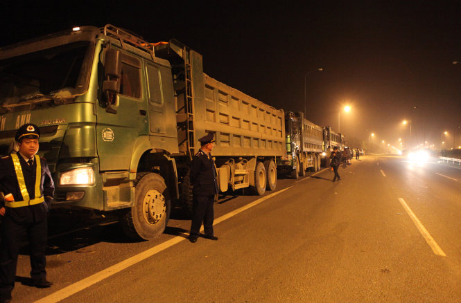 Đoàn xe quá tải bị thanh tra Cục quản lý đường bộ I xử lý ở Đại lộ Thăng Long, Hà Nội - Ảnh: TUẤN PHÙNG