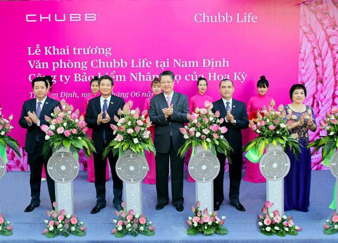 Đại diện Chubb Life Việt Nam cắt băng khai trương văn phòng Nam Định.
