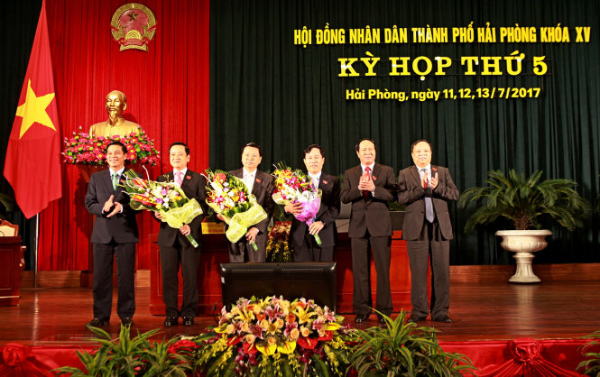 Lãnh đạo TP Hải Phòng chúc mừng các ông Nguyễn Văn Thành, Phạm Văn Hà và Lê Ngọc Trữ được bầu giữ các chức vụ mới - ẢNH: Tiến Thắng