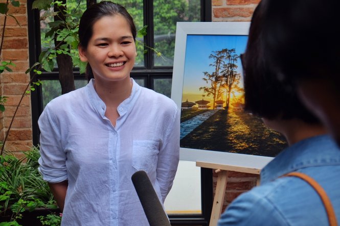 Nhà làm phim tài liệu Nguyễn Thị Thắm đã thực hiện một đoạn phim ngắn nói về mái âm One Body Village để lan toả sự chung tay của xã hội - Ảnh: MINH TRANG