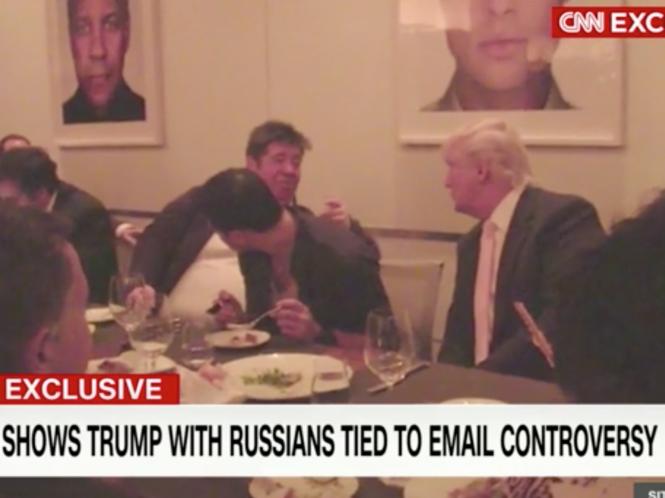 Hình ảnh cắt từ video cho thấy ông Trump có những giao tiếp thân mật với gia đình tỉ phú người Nga gốc Azerbaijan Aras Agalarov - Ảnh: CNN