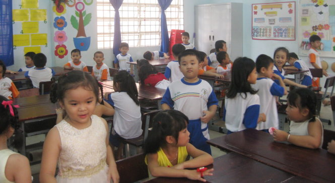 Học sinh Trường tiểu học Trung Lập Hạ, huyện Củ Chi (TP.HCM) trong buổi làm quen với trường lớp mới - Ảnh: V.TÁM