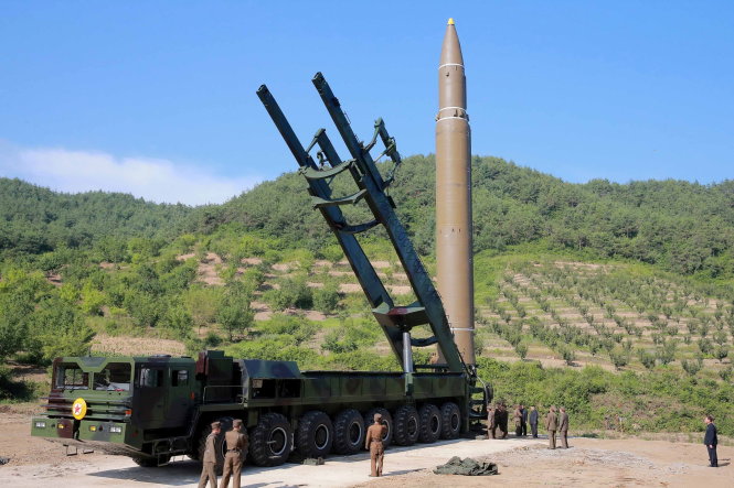 Hình ảnh tên lửa Hwasong-14 do hãng thông tấn KCNA của Triều Tiên công bố hôm 5-7 - Ảnh: Reuters