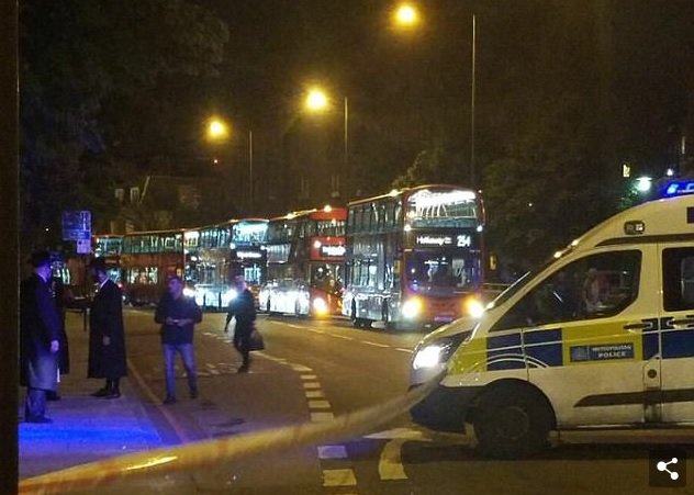Cảnh sát chặn một đoạn đường nơi xảy ra vụ tấn công khiến nhiều xe buýt bị dừng lại - Ảnh: Twitter