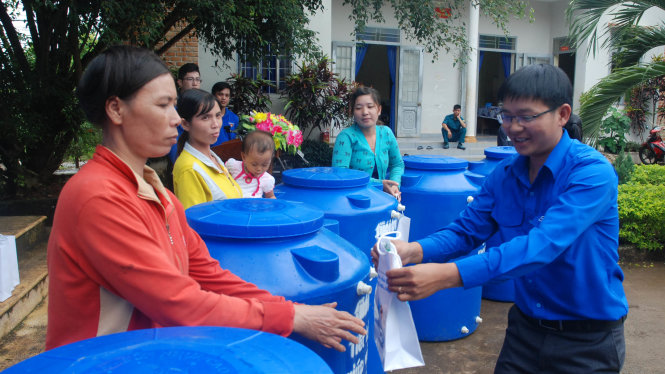 Anh Đoàn Văn Đông – đại diện Tỉnh đoàn Đắk Nông – đại diện Tỉnh đoàn Đắk Nông trao bồn nước sạch và quà cho các hộ gia đình - Ảnh: B.D