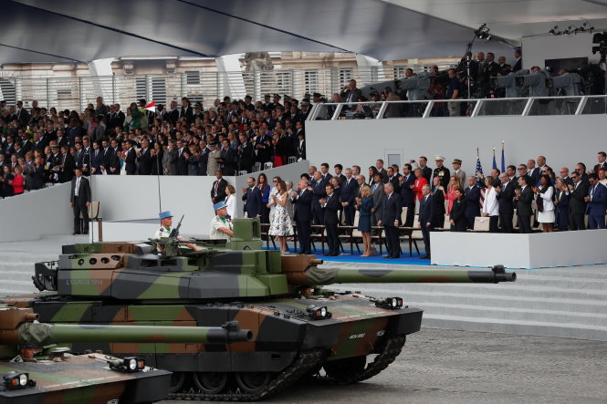Xe tăng đi qua trước khán đài danh dự với sự chứng kiến của hai tổng thống Pháp và Mỹ - Ảnh: Reuters