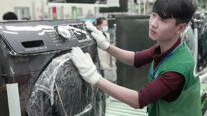 Nhiều nhà máy sản xuất máy giặt tại VN có thể gặp khó khăn nếu bị áp thuế tự vệ. Trong ảnh: tại một dây chuyền sản xuất máy giặt ở VN  Ảnh: A.ĐỨC