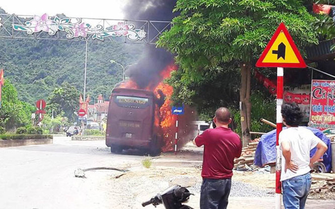 Chiếc xe giường nằm cháy dữ dội ở Con Cuông, Nghệ An chiều 15-7 - Ảnh: DUY KỲ