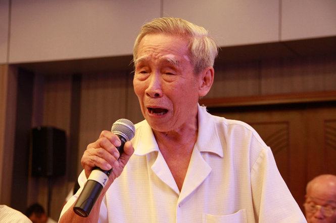 Ông Hoàng Đình Bá - nguyên trưởng ty lâm nghiệp Quảng Nam - Đà Nẵng xúc động phát biểu về Sơn Trà tại hội thảo - Ảnh: ĐOÀN CƯỜNG