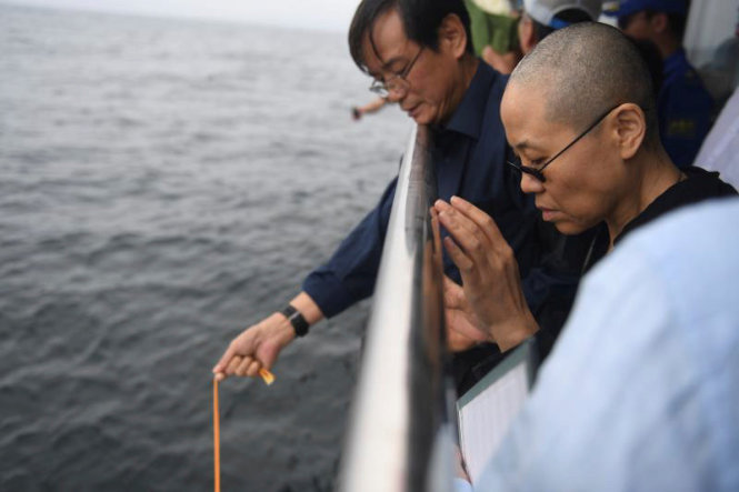Bà Lưu Hà, vợ ông Lưu Hiểu ba và thân quyến tiễn ông lần cuối trên biển. Bức ảnh được chính quyền thành phố Thẩm Dương cung cấp - Ảnh: Reuters