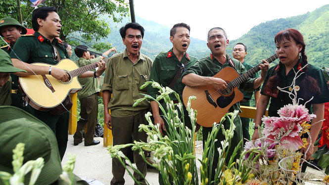 Nhạc sĩ Trương Quý Hải (thứ hai từ phải sang) cùng với những người đồng đội sư đoàn 356 hát vang ca khúc 