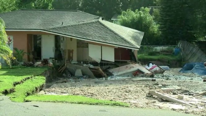 Một căn nhà đang rơi vào hố tử thần ở Florida - Ảnh: CNN