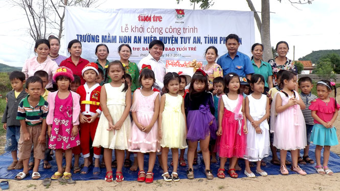 Nhà báo Lê Thế Chữ, tặng quà cho cô trò Trường mầm non An Hiệp tại lễ khởi công xây dựng ngôi trường - Ảnh: KIM THỦY