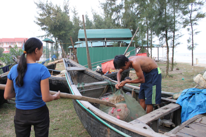 ngư dân phường Quảng Cư, TP Sầm Sơn, Thanh Hóa đã đưa thuyền và ngư lưới cụ lên bờ tránh bão số 2 - Ảnh: HÀ ĐỒNG