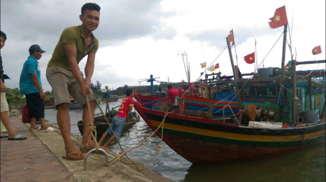 Ngư dân xã Thạch Kim,  Lộc Hà, Hà Tĩnh đưa thuyền vào âu tránh bão- Ảnh: VĂN ĐỊNH