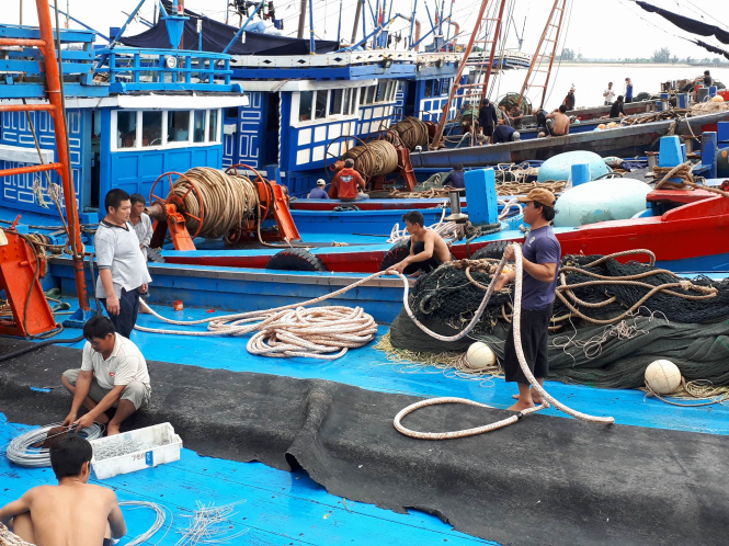 Ngư dân đưa tàu thuyền vào tránh trú bão tại cảng cá Cửa Hội trưa 16-7 - Ảnh: DOÃN HÒA