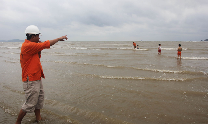 Lực lượng cứu hộ, cứu nạn Cửa Lò kêu gọi người dân không tắm biển trước giờ bão đổ bộ vào đất liền - Ảnh: DOÃN HÒA