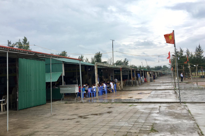 Nhiều cửa hang ven biển Cửa Hội, Nghệ An đóng cửa trước giờ bão vào - Ảnh: DOÃN HÒA