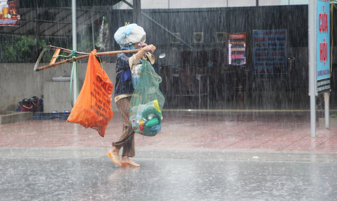 Đã bắt đầu mưa lớn trưa 16-7-2017 tại Nghẹ An - Ảnh DOÃN HÒA