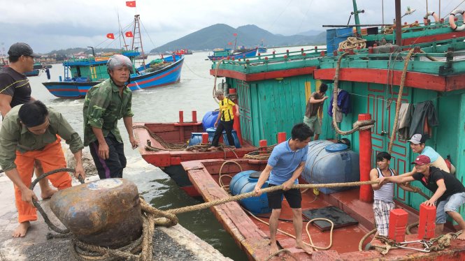 Ngư dân Nghệ An chằng chống tàu thuyền khi neo đậu để đảm bảo an toàn trong bão số 2 - Ảnh: DOÃN HÒA