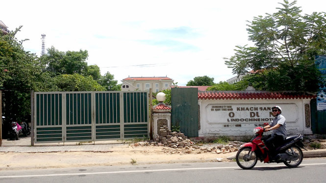 Khu đất vàng ở ngay trung tâm thành phố Huế (2 Hùng Vương, gần cầu Trường Tiền) đã giao cho dự án khách sạn Đông Dương, nhưng hơn 10 năm rồi vẫn bỏ hoang - Ảnh: MINH TỰ