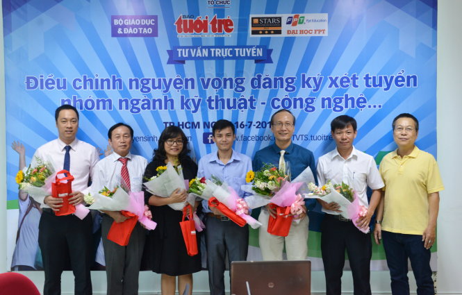 Ông Hàng Phước Long (phải), lãnh đạo tòa soạn Tuổi Trẻ Online, tặng hoa các vị khách mời - Ảnh: DUYÊN PHAN