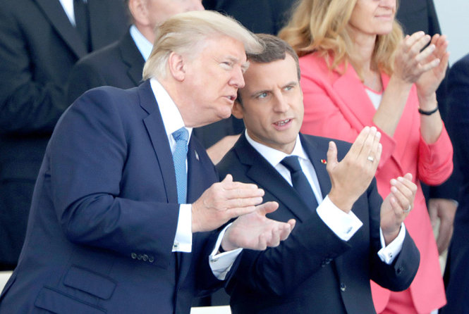 Tổng thống Mỹ Donald Trump (trái) và Tổng thống Pháp Emmanuel Macron tham dự buổi lễ diễu binh ngày 14-7 trên đại lộ Champs-Élysées, Paris                             - Ảnh: Reuters