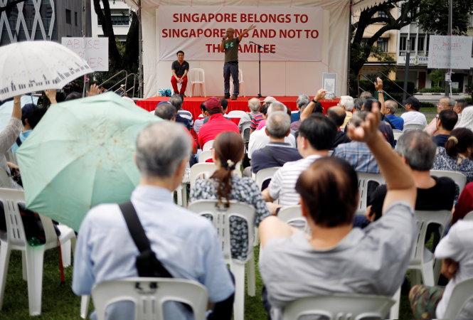 Người biểu tình ôn hòa tại Singapore ngày 15-7 - Ảnh: Reuters