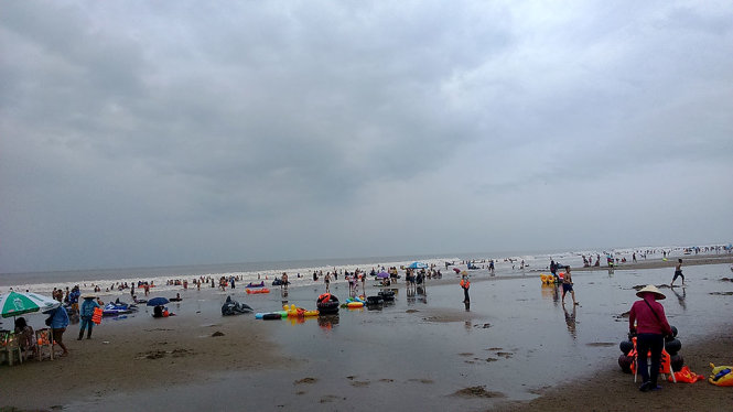 Du khách tắm biển Sầm Sơn (Thanh Hóa) sáng 16-7, mặc cho bão số 2 đang vào bờ - Ành: Hà Đồng chụp lúc 9g 42 phút sáng 16-7